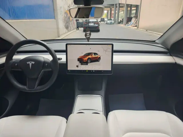 Tesla Model Y — Фото автомобиля 9