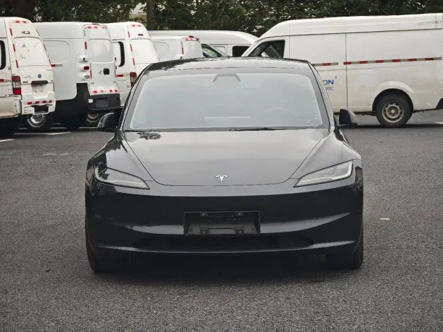 Tesla Model 3 — Фото автомобиля 2