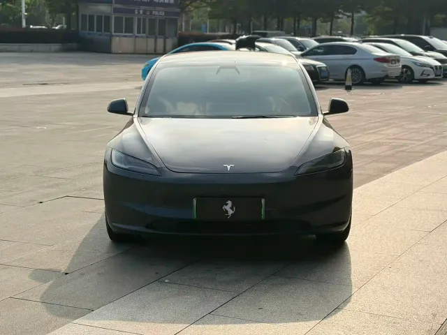 Tesla Model 3 — Фото автомобиля 2