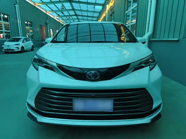 Toyota Sienna — Фото автомобиля 2