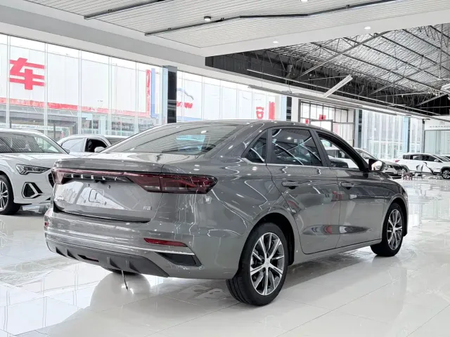 Geely Emgrand — Фото автомобиля 12
