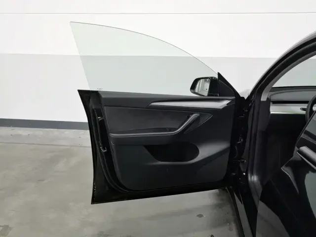 Tesla Model Y — Фото автомобиля 8