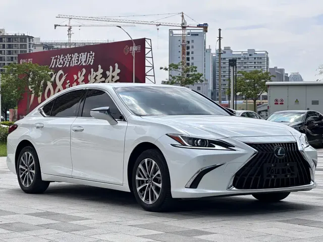 Lexus ES — Фото автомобиля 3