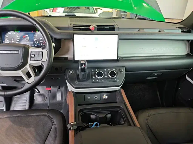 Land Rover Defender — Фото автомобиля 12