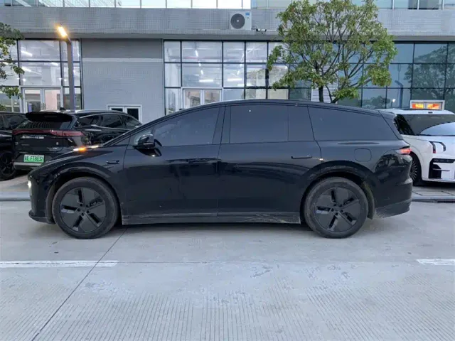Li Auto i8 — Фото автомобиля 3