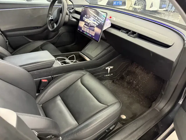 Tesla Model 3 — Фото автомобиля 6
