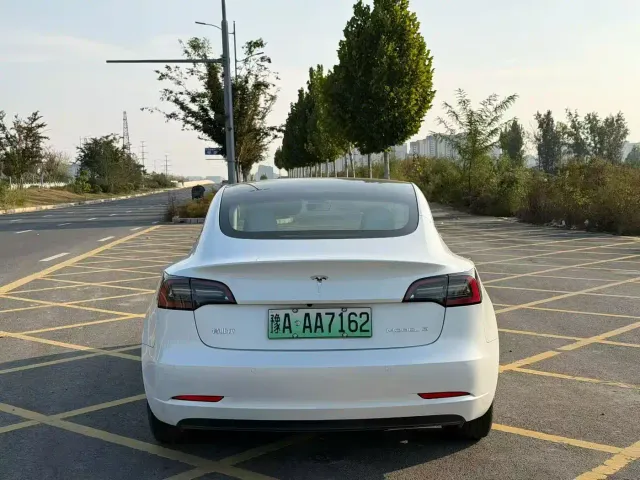 Tesla Model 3 — Фото автомобиля 8