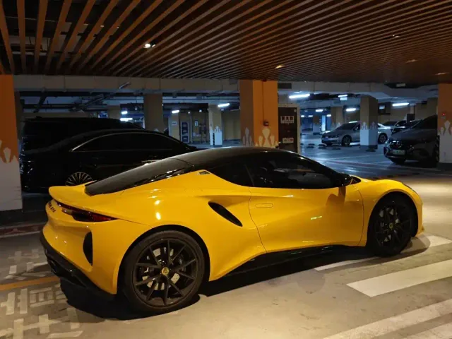 Lotus Emira — Фото автомобиля 7