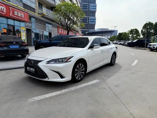 Фотография автомобиля — Lexus ES