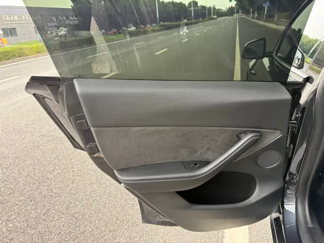 Tesla Model Y — Фото автомобиля 12