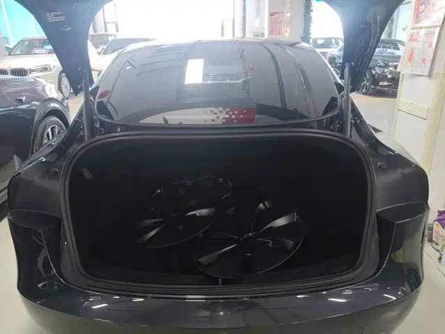 Tesla Model 3 — Фото автомобиля 18