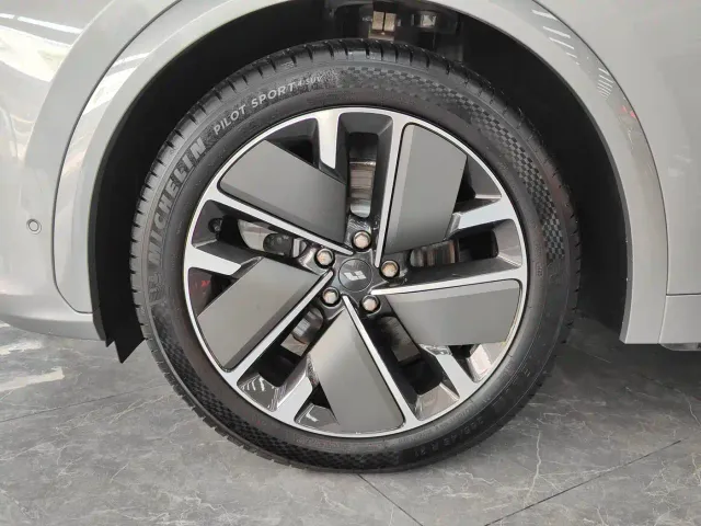 Li Auto L7 — Фото автомобиля 13