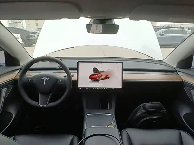 Tesla Model 3 — Фото автомобиля 9
