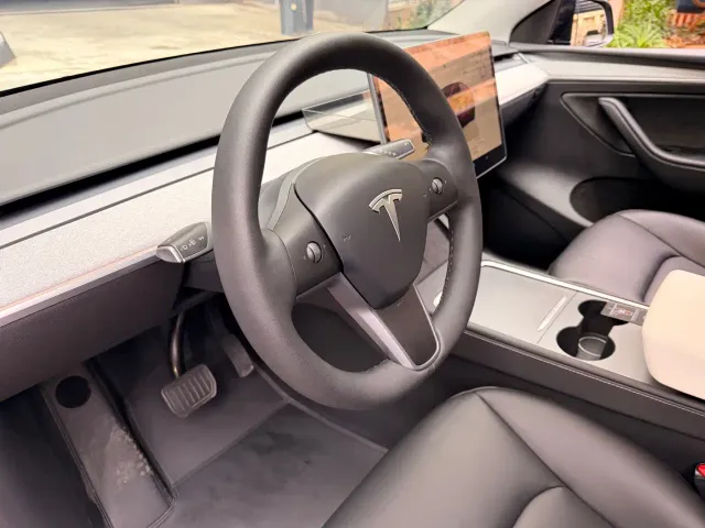 Tesla Model Y — Фото автомобиля 11