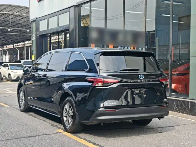 Toyota Sienna — Фото автомобиля 12