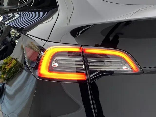 Tesla Model Y — Фото автомобиля 14
