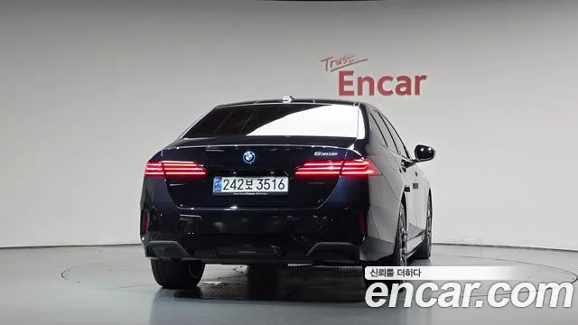 BMW 5 Series G60 — Фото автомобиля 3