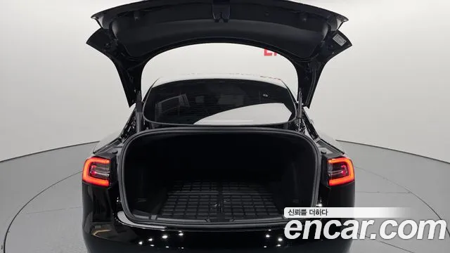 Tesla Model 3 — Фото автомобиля 30