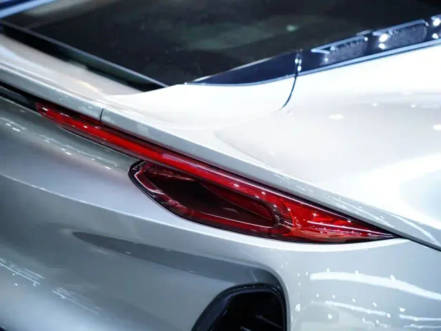 Lotus Emira — Фото автомобиля 9