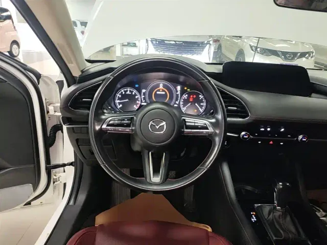 Mazda Axela — Фото автомобиля 10