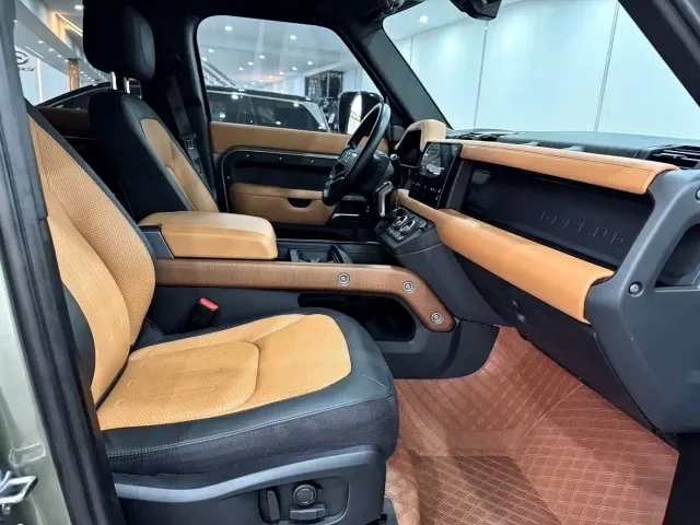 Land Rover Defender — Фото автомобиля 10