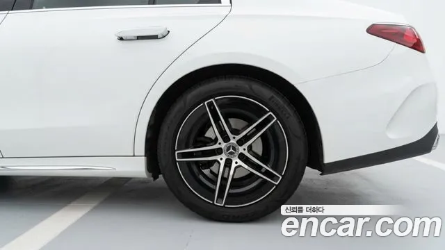 Mercedes-Benz E-Class — Фото автомобиля 5
