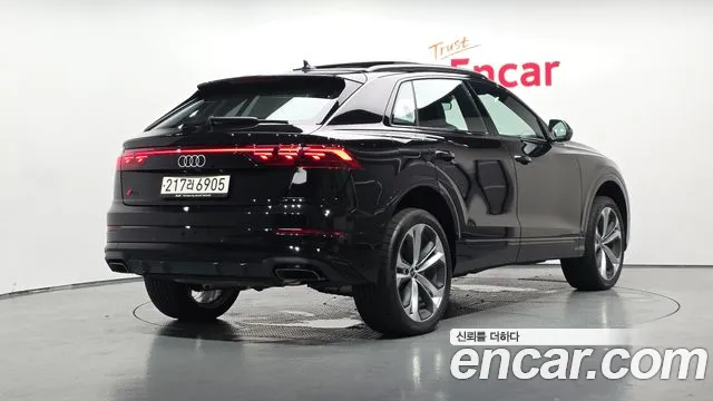 Audi Q8 55 TFSI quattro Premium — Фото автомобиля 2