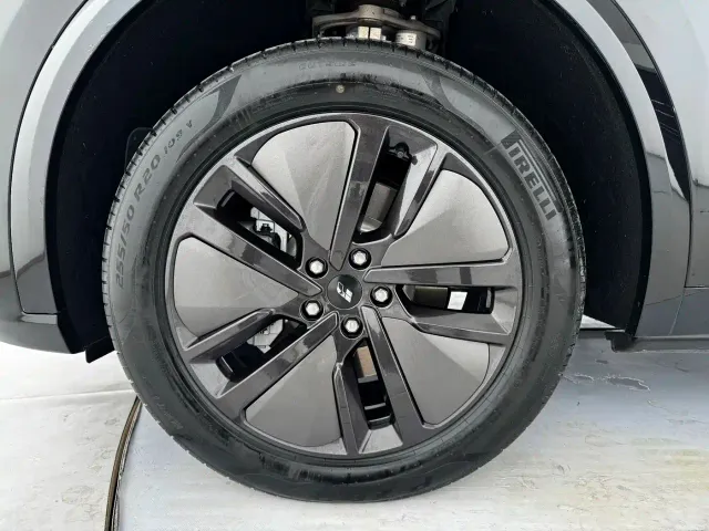 Li Auto L8 — Фото автомобиля 13