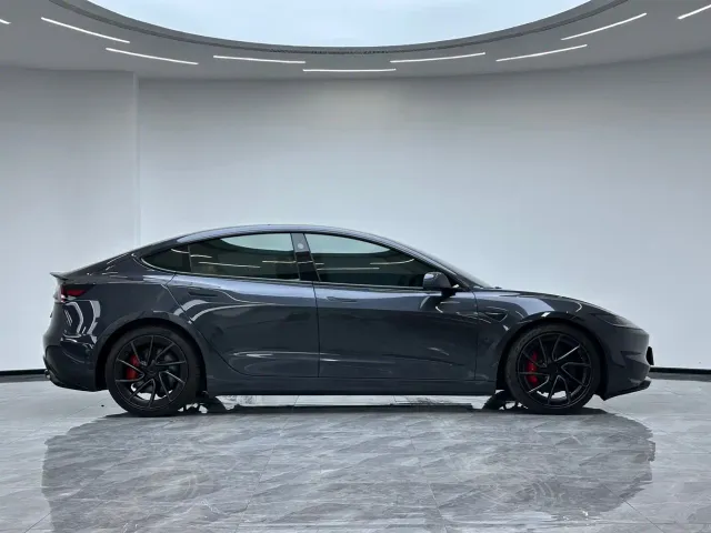 Tesla Model 3 — Фото автомобиля 9