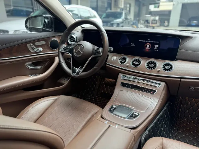 Mercedes-Benz E-Class — Фото автомобиля 12