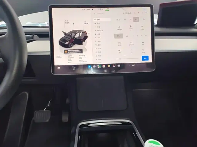 Tesla Model Y — Фото автомобиля 12
