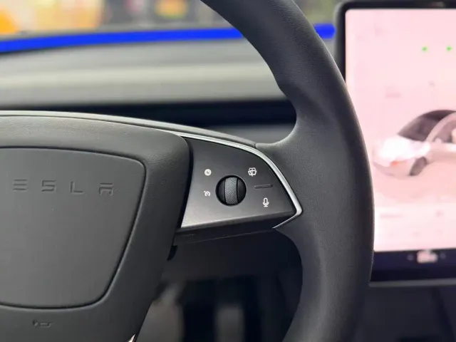 Tesla Model 3 — Фото автомобиля 12