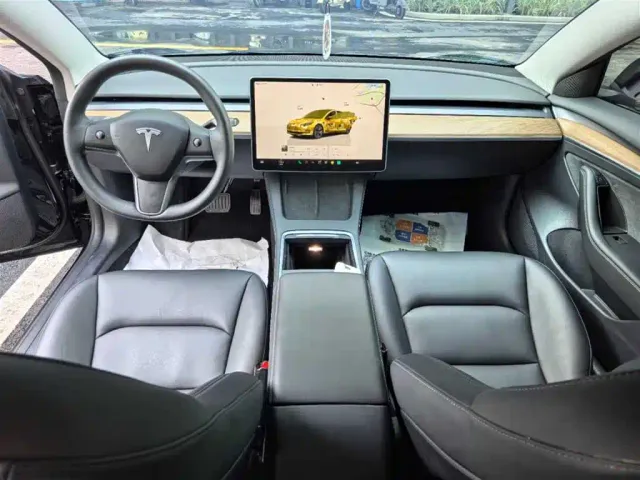 Tesla Model 3 — Фото автомобиля 3