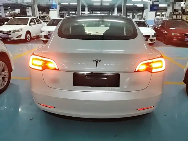 Tesla Model 3 — Фото автомобиля 5