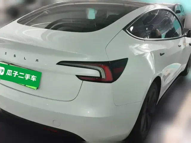 Tesla Model 3 — Фото автомобиля 4