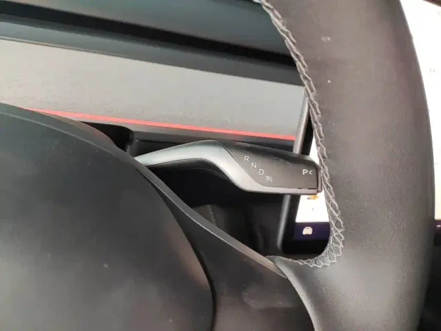 Tesla Model Y — Фото автомобиля 13