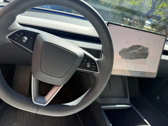 Tesla Model 3 — Фото автомобиля 6