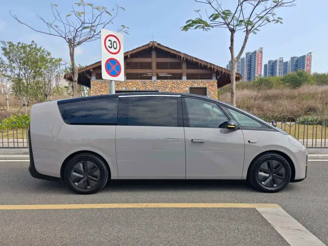 Li Auto MEGA — Фото автомобиля 8