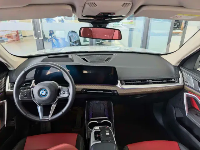 BMW iX1 — Фото автомобиля 13