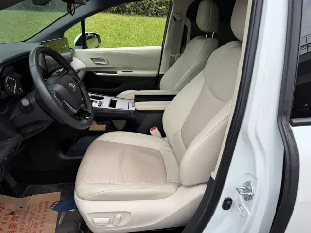 Toyota Sienna — Фото автомобиля 8