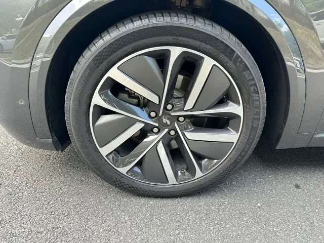 Li Auto L9 — Фото автомобиля 22