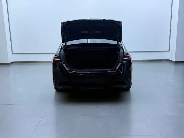 BMW i5 — Фото автомобиля 6