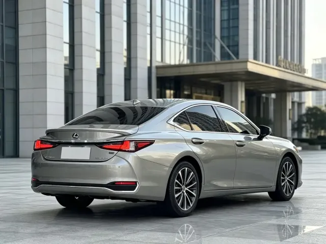 Lexus ES — Фото автомобиля 7