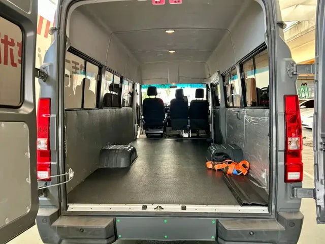 Iveco Iveco Daily 2023 2.5T V40 Van Long Wheelbase Medium Roof Dual Tire Sliding Door 2-3 Seats — Фото автомобиля 11
