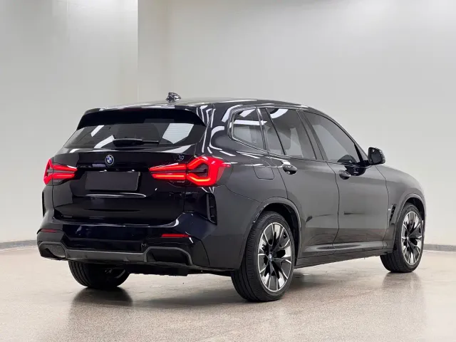 BMW iX3 — Фото автомобиля 6