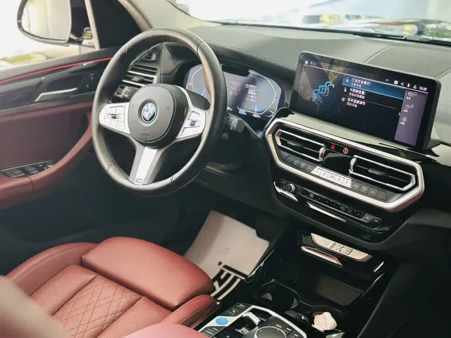 BMW iX3 — Фото автомобиля 7