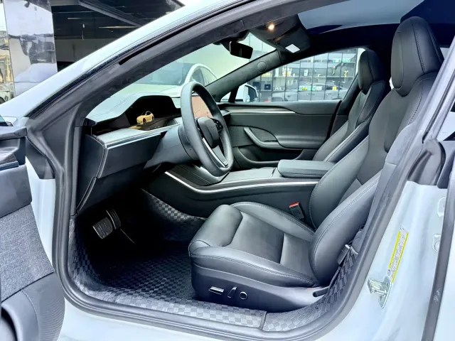 Tesla Model S — Фото автомобиля 4