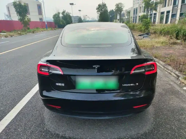 Tesla Model 3 — Фото автомобиля 5