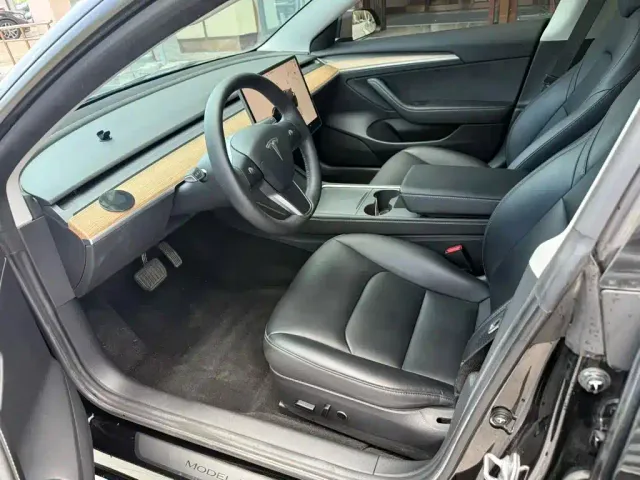 Tesla Model 3 — Фото автомобиля 9