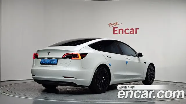 Tesla Model 3 — Фото автомобиля 2